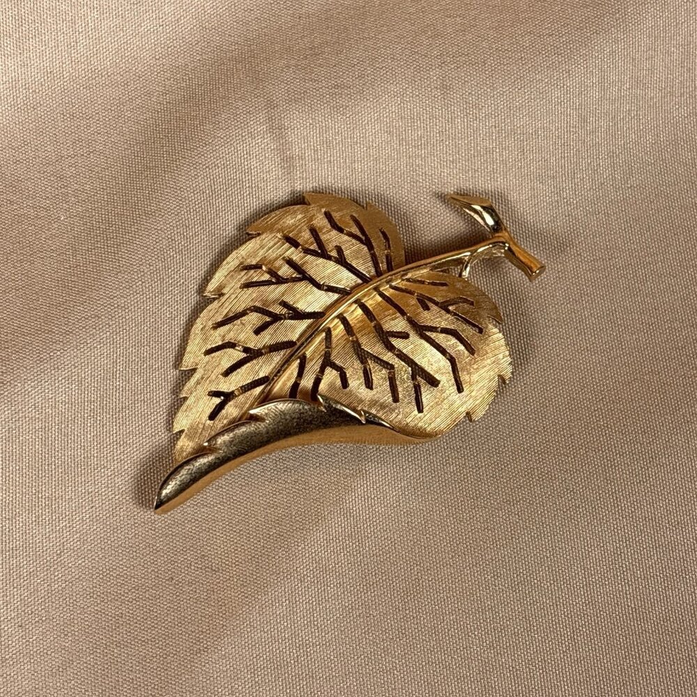 Lovely Crown Trifari Vintage Gold Tone Brushed & Shiny Detailed Leaf Brooch B53